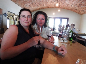 Slirig vinprovning på vingård i Stllenbosch.